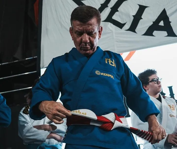 Dedé Pederneiras receives 8th-degree coral belt at Nova União conference